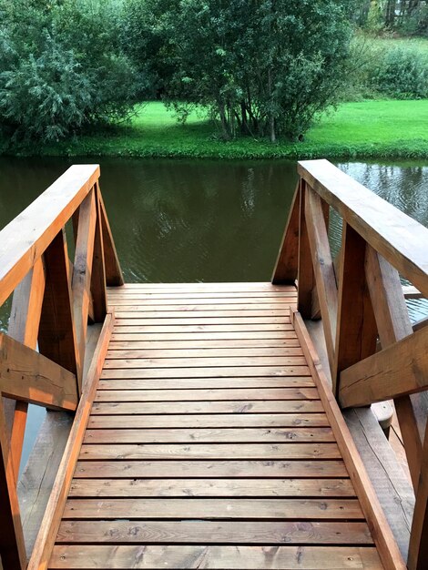 Фото Деревянный пешеходный мост над озером