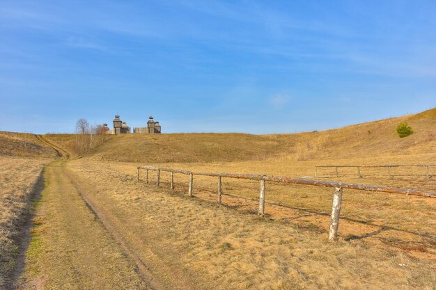 フィールドの木製の要塞フィールドの古いロシアの木造構造の村の塔