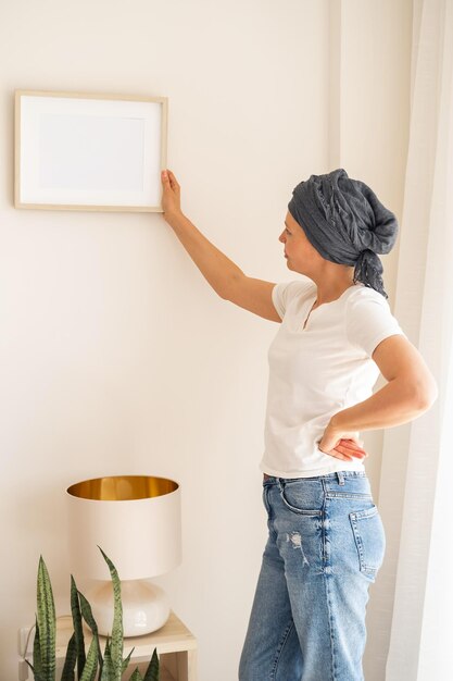 Foto una cornice di legno con uno spazio vuoto nelle mani delle donne