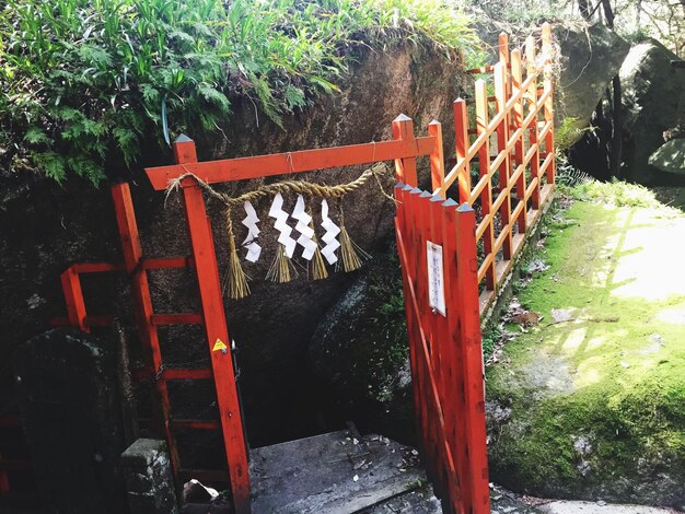 Foto porta di legno vicino alla grotta