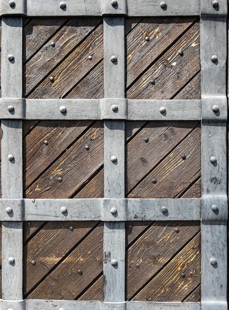 Photo wooden gate and iron strips part of ancient castle