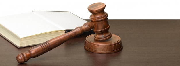 Photo wooden gavel and books on wooden table