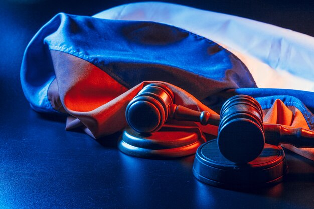 Photo wooden gavel and russian flag