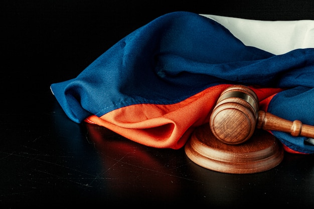 Photo wooden gavel and russian flag