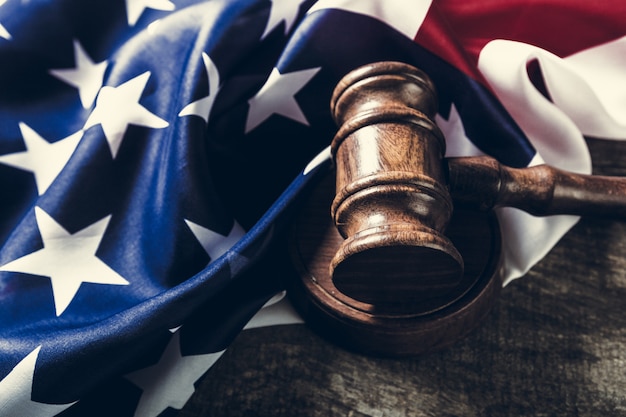 Photo wooden gavel and usa flag