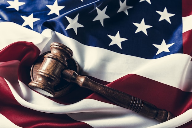 Photo wooden gavel and usa flag