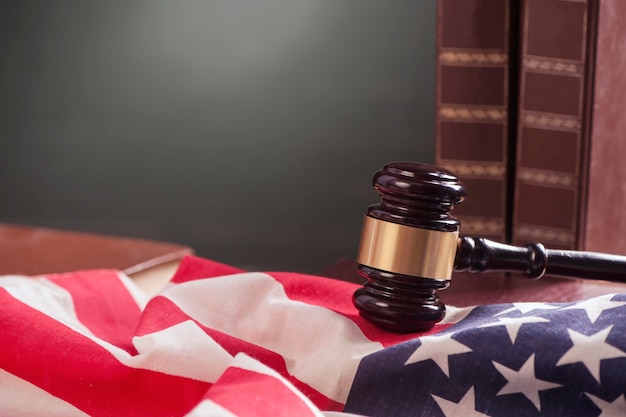 Photo wooden gavel with american flag on a wooden table