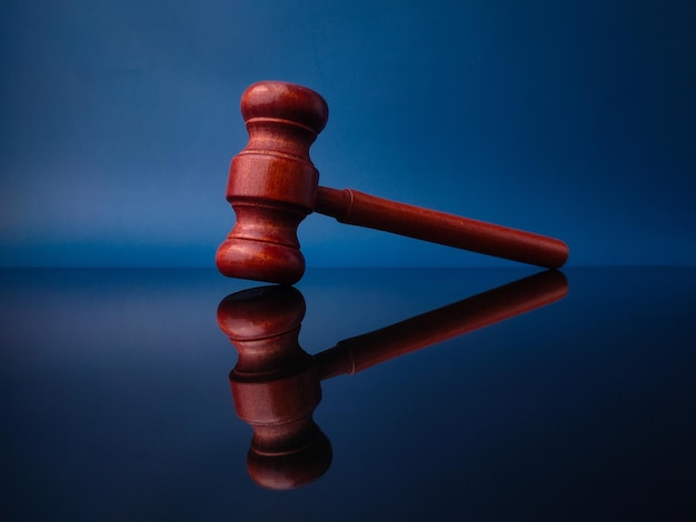 Photo wooden gavel with reflection on a black acrylic board justice and law concept