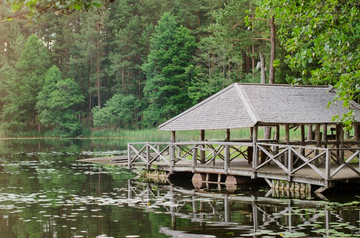 Photo wooden gazebo near lake