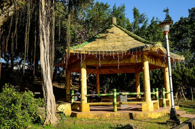 Foto gazebo in legno nel parco