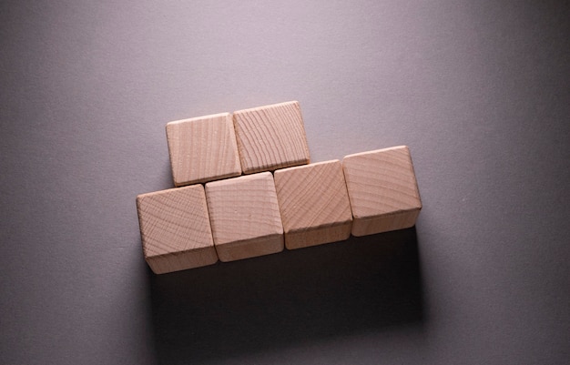 Деревянный куб геометрических фигур на бумажном фоне, это можно использовать для прошлых ваших слов
