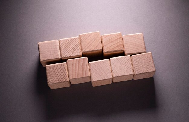 紙の背景に木製の幾何学的な形の立方体、これはあなたの言葉を過去に使用することができます