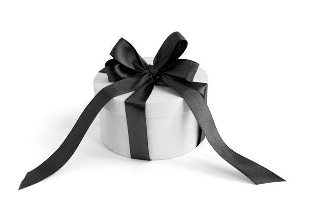 Деревянная подарочная коробка с завязанным черным бантом на белом фоне