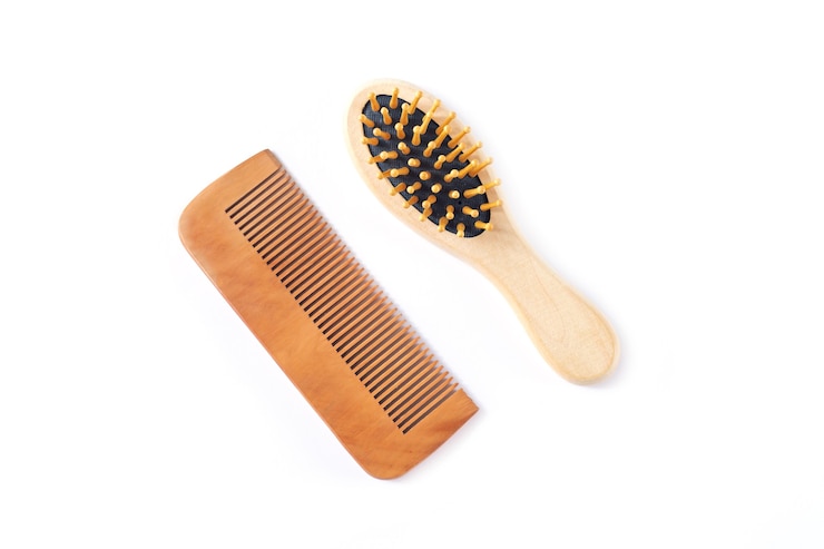 Photo wooden hair care comb and massage brush isolated on white background
