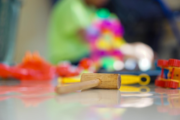 Photo wooden hammer toy lying on the floor