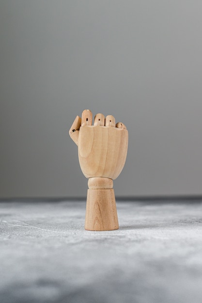 La mano di legno è stretta in un pugno. il concetto di comunicazione.