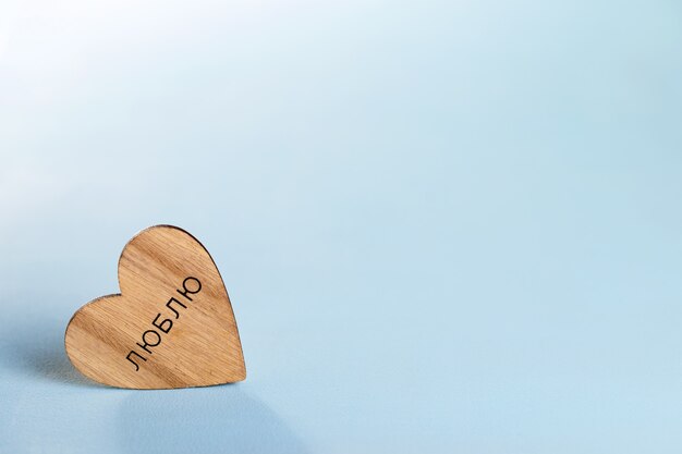 Cuore di legno su sfondo blu