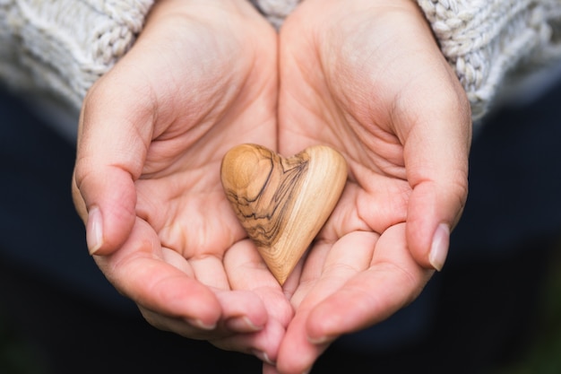 Foto cuore di legno in mano