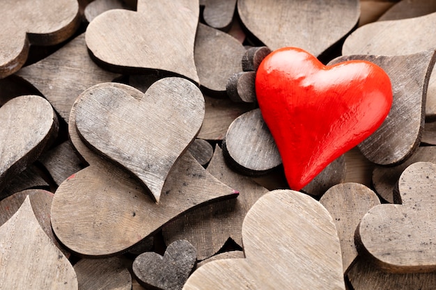 Foto cuori di legno, un cuore rosso sullo sfondo del cuore.