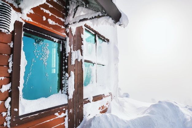 Photo wooden house after snowfall. beautiful winter landscape