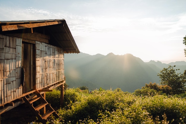 朝の田舎の木造住宅