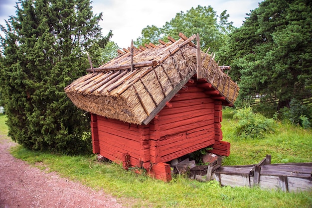 Photo wooden house on field by trees