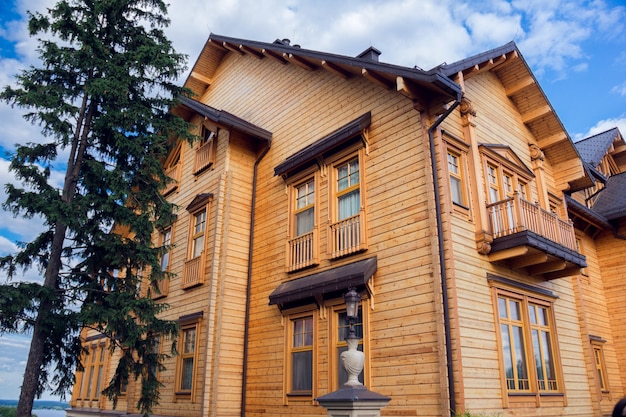 Фото Деревянный дом в межигорской резиденции