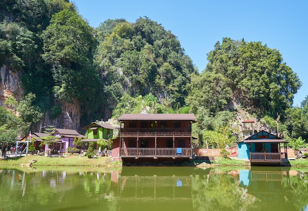 マレーシア ペラ州イポー湖の木造住宅