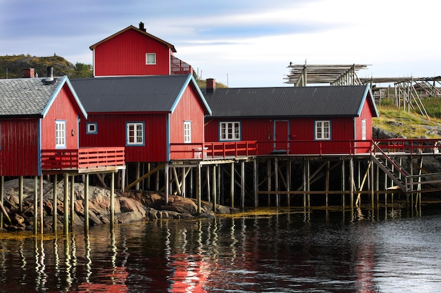 Деревянный дом на Лофотенском архипелаге, норвегия