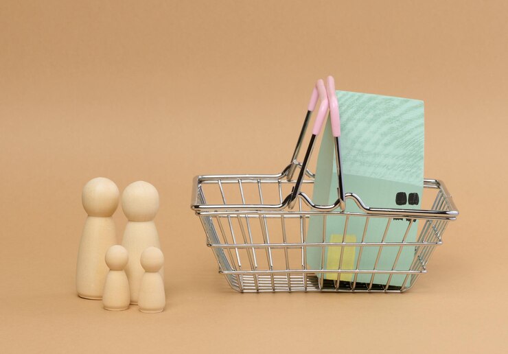 Photo ミニチュアのカートに木製の家と子供がいる家族の木製の男性