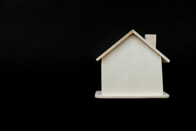 Photo wooden house model against black background