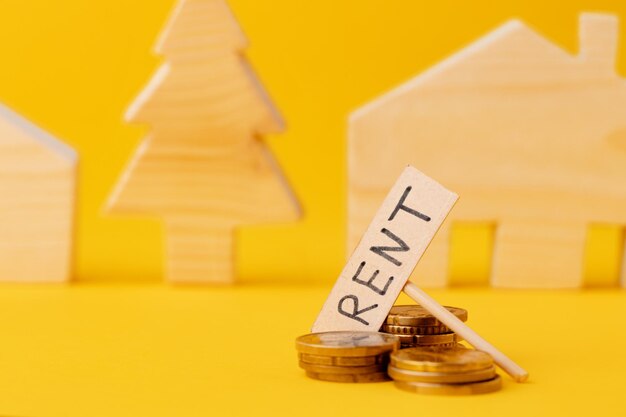 Photo wooden house model and rent tag sign