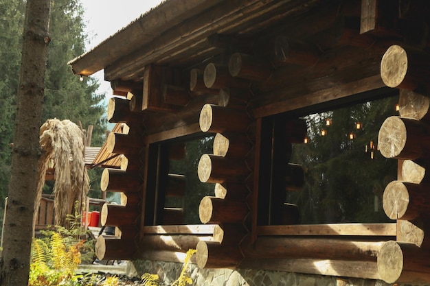 山岳リゾートの晴れた日の木造住宅