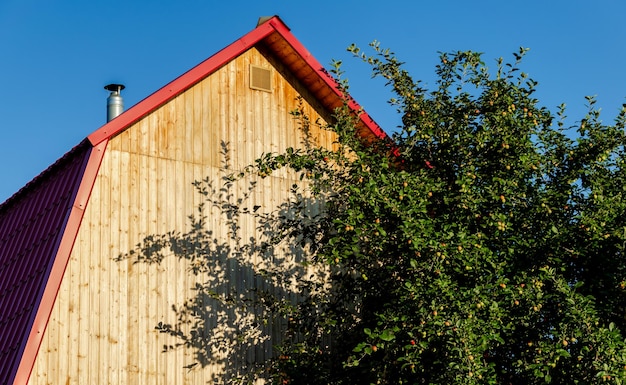 Photo a wooden house with a chimney on the roof