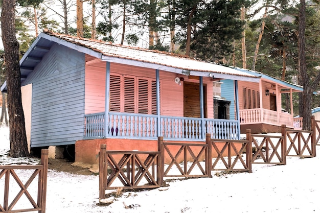 Foto case di legno in una foresta