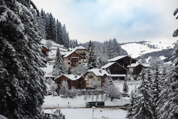 Photo wooden houses in winter in mountain village