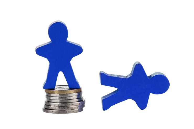 Photo wooden human figure on stack of coins for business concept