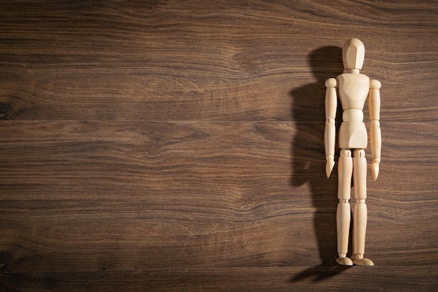 Photo wooden human figure on the table