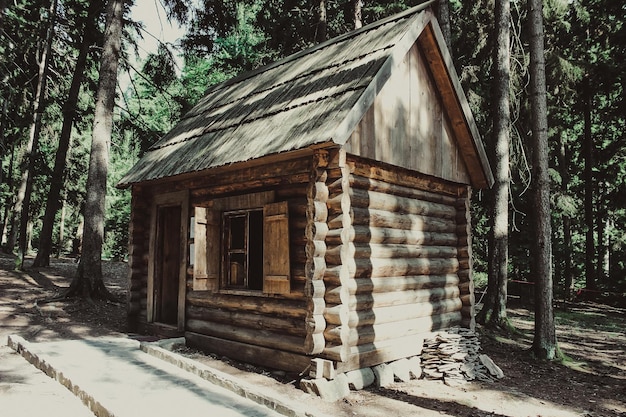 写真 森の木製の小屋 高品質の写真