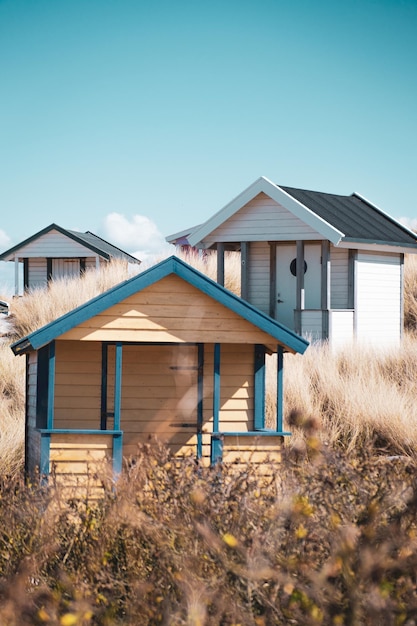 澄んだ青い空を背景にしたスカナービーチの木製の小屋