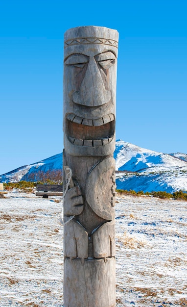 Statua di legno dell'idolo vicino alla penisola di kamchatka del vulcano di vilyuchik Foto Premium