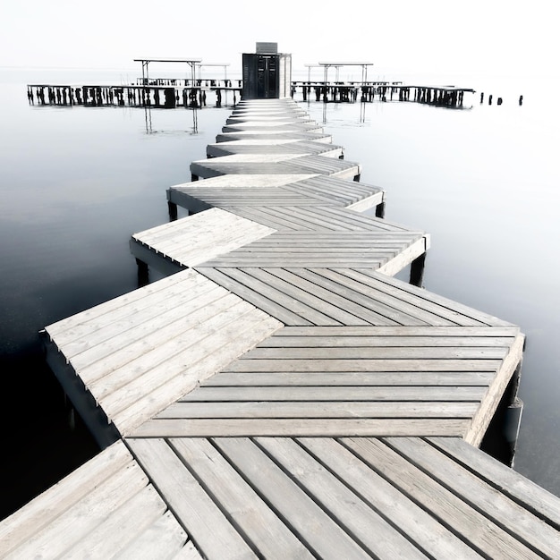 Photo wooden jetty on pier in lake against sky