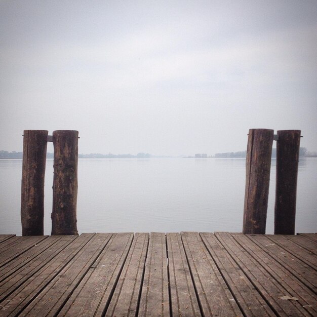 Foto molo di legno sul mare contro il cielo