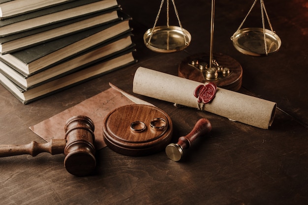 写真 木製の裁判官のガベルと金の指輪の離婚の概念