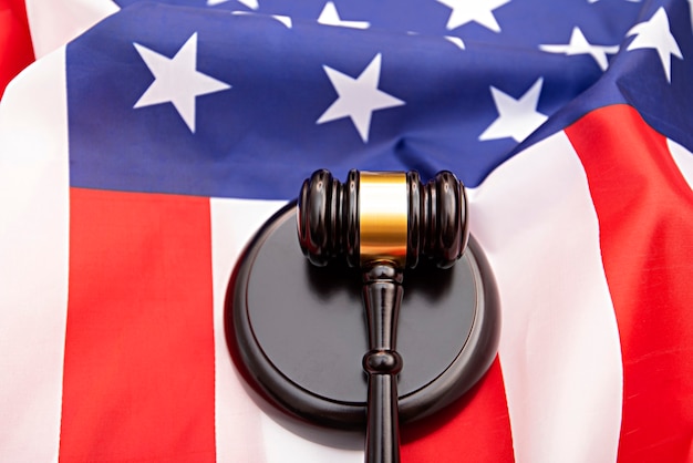 背景として木製の裁判官ガベル米国旗、米国の正義についての概念図