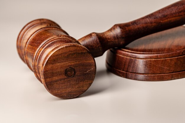 Photo wooden judges gavel on table close up