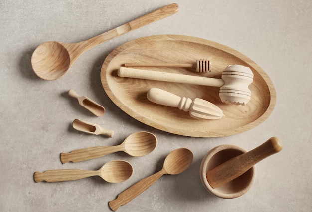 Foto utensili da cucina in legno su sfondo grigio