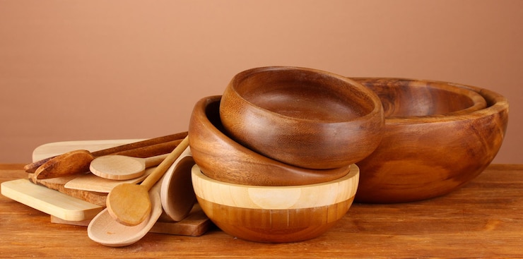 फोटो wooden kitchen utensils on table on brown background