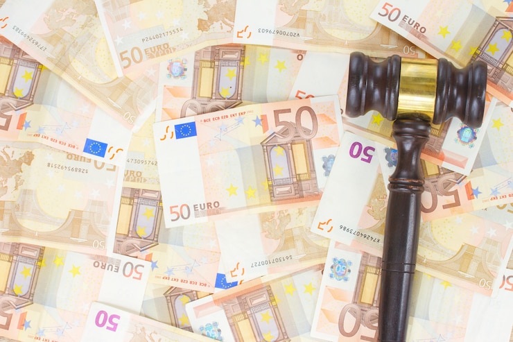 Photo wooden law gavel and euro money banknotes background