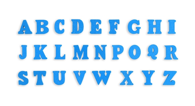 白い背景の上に青い色で描かれた英語アルファベットの木製の文字
